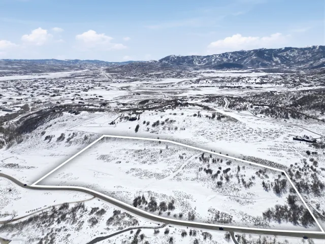 Snowy aerial view with a mountain view