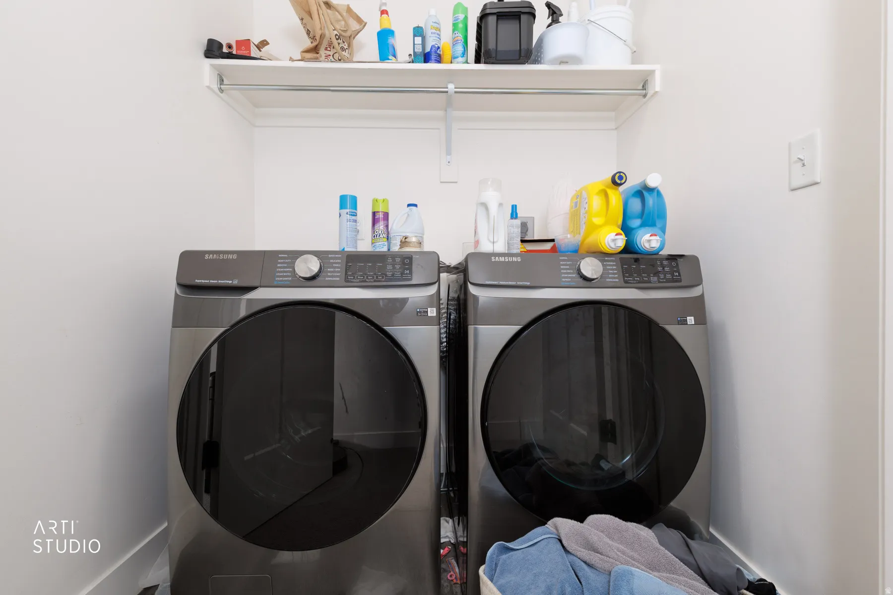 Laundry room with washer and clothes dryer and baseboards