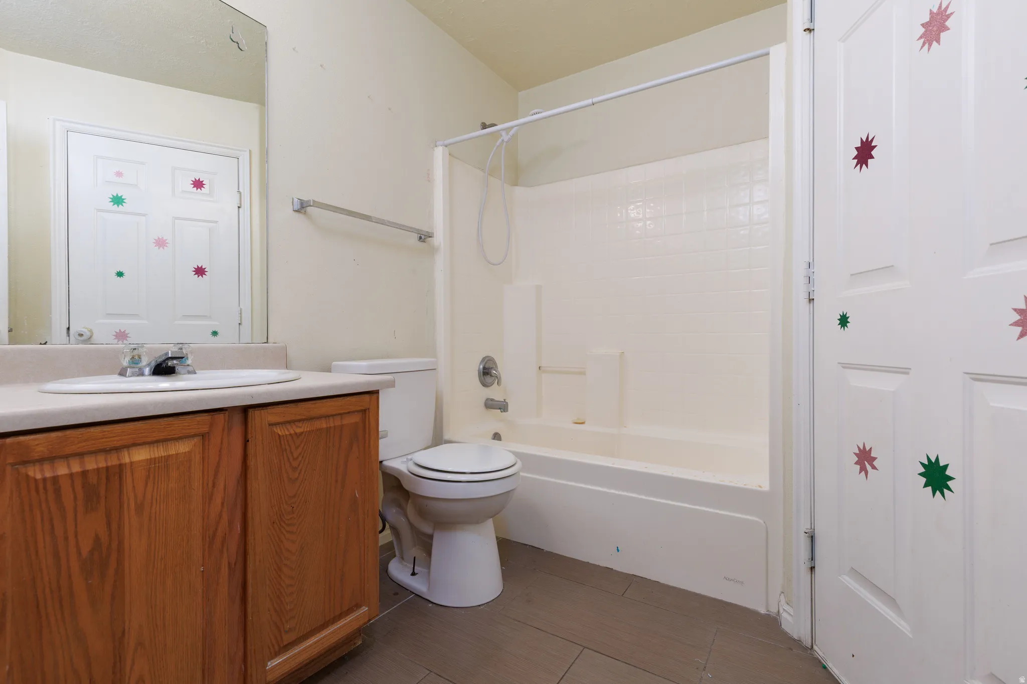 Full bath with vanity and washtub / shower combination