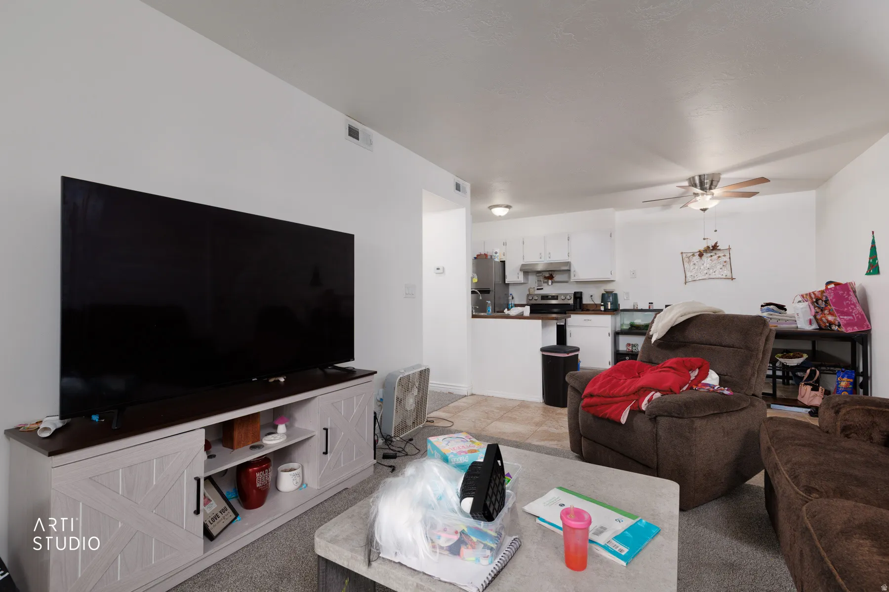 Living area with a ceiling fan