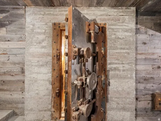 Detailed view of wood walls