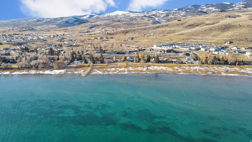 Bird's eye view of a water and mountain view