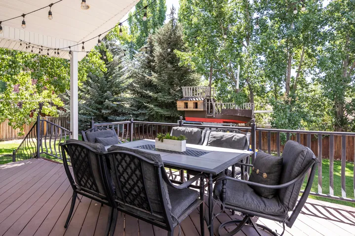 Deck with outdoor dining space