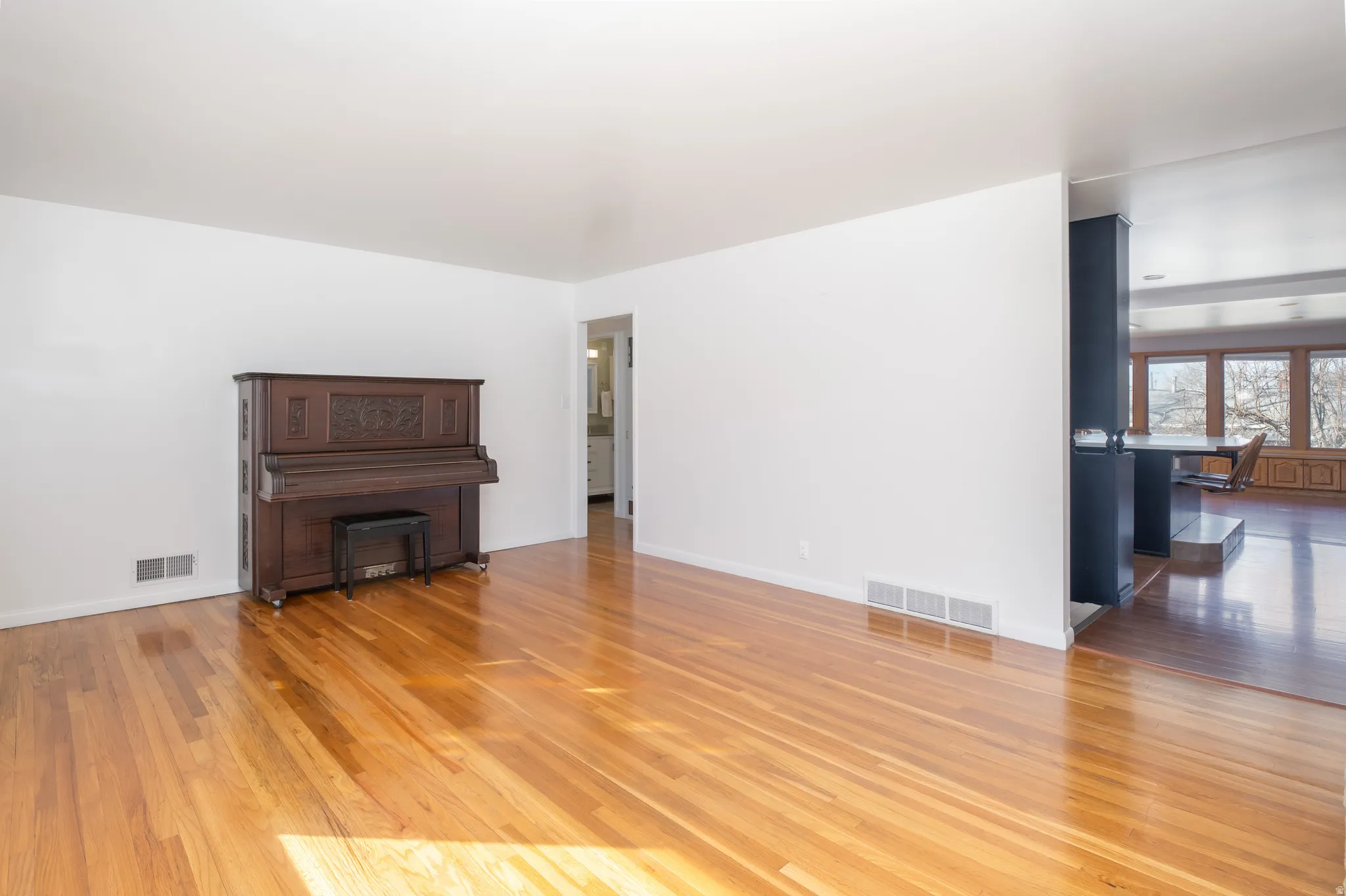 Pocket door in Corner - Piano can be included