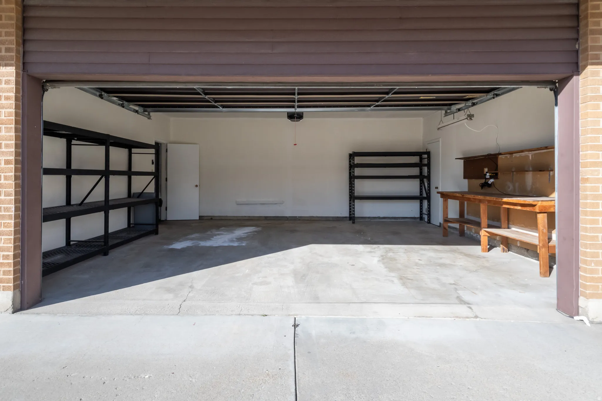 Extra width and length - workbench and shelves included