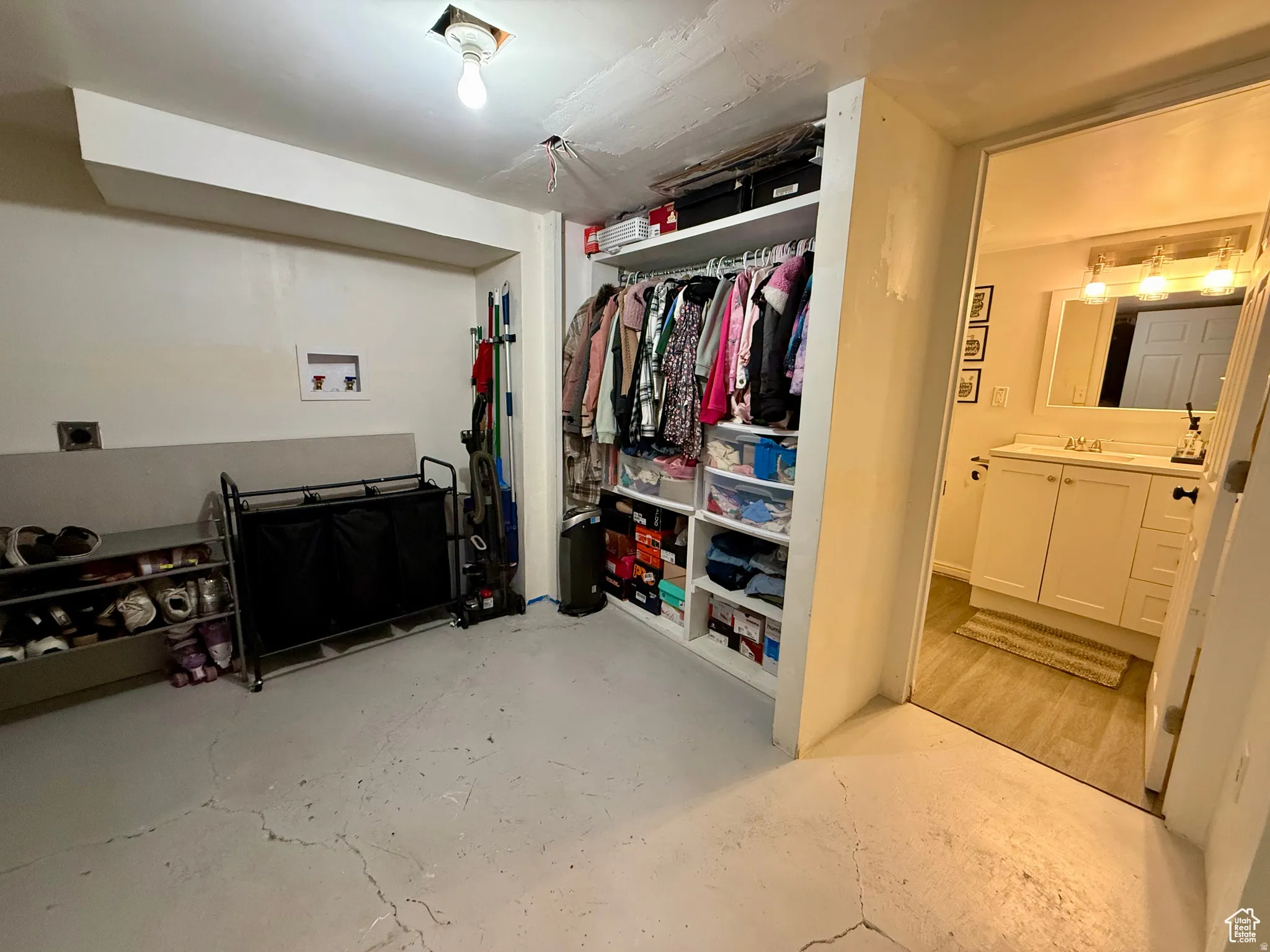 Walk in closet featuring a sink
