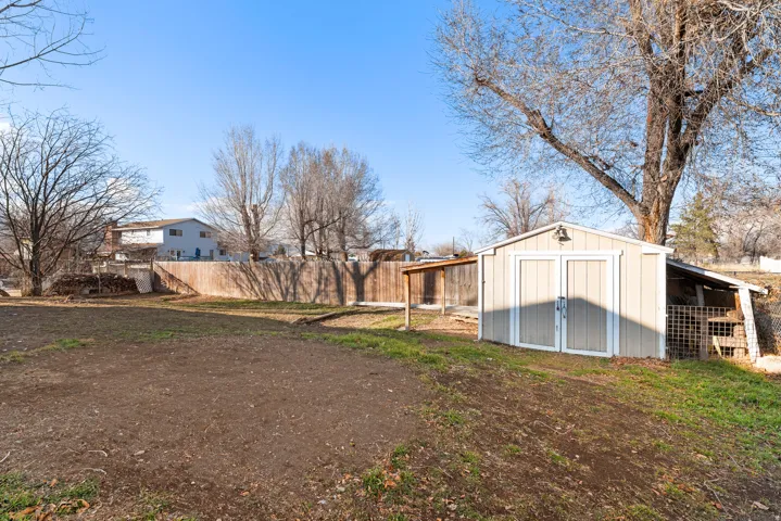 View of yard featuring a shed