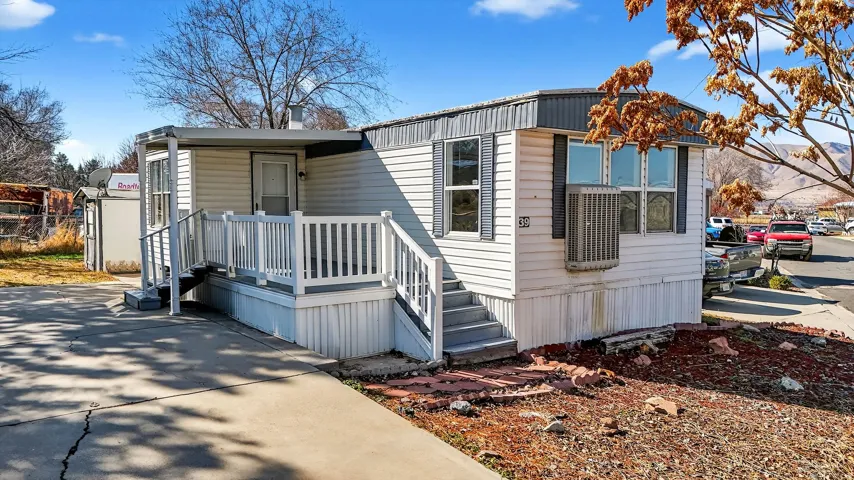 Manufactured / mobile home featuring a wooden deck