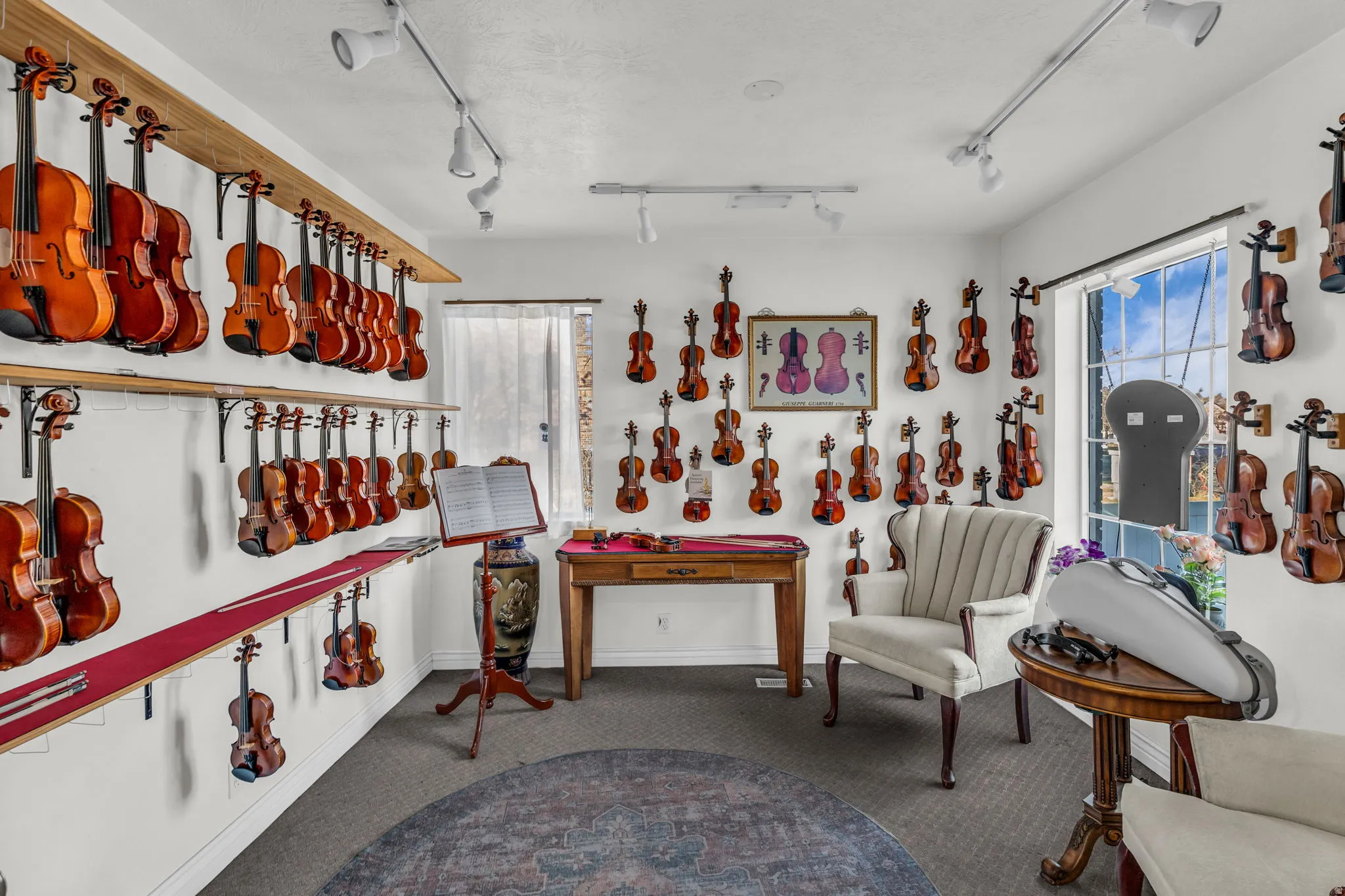 Sitting room featuring carpet