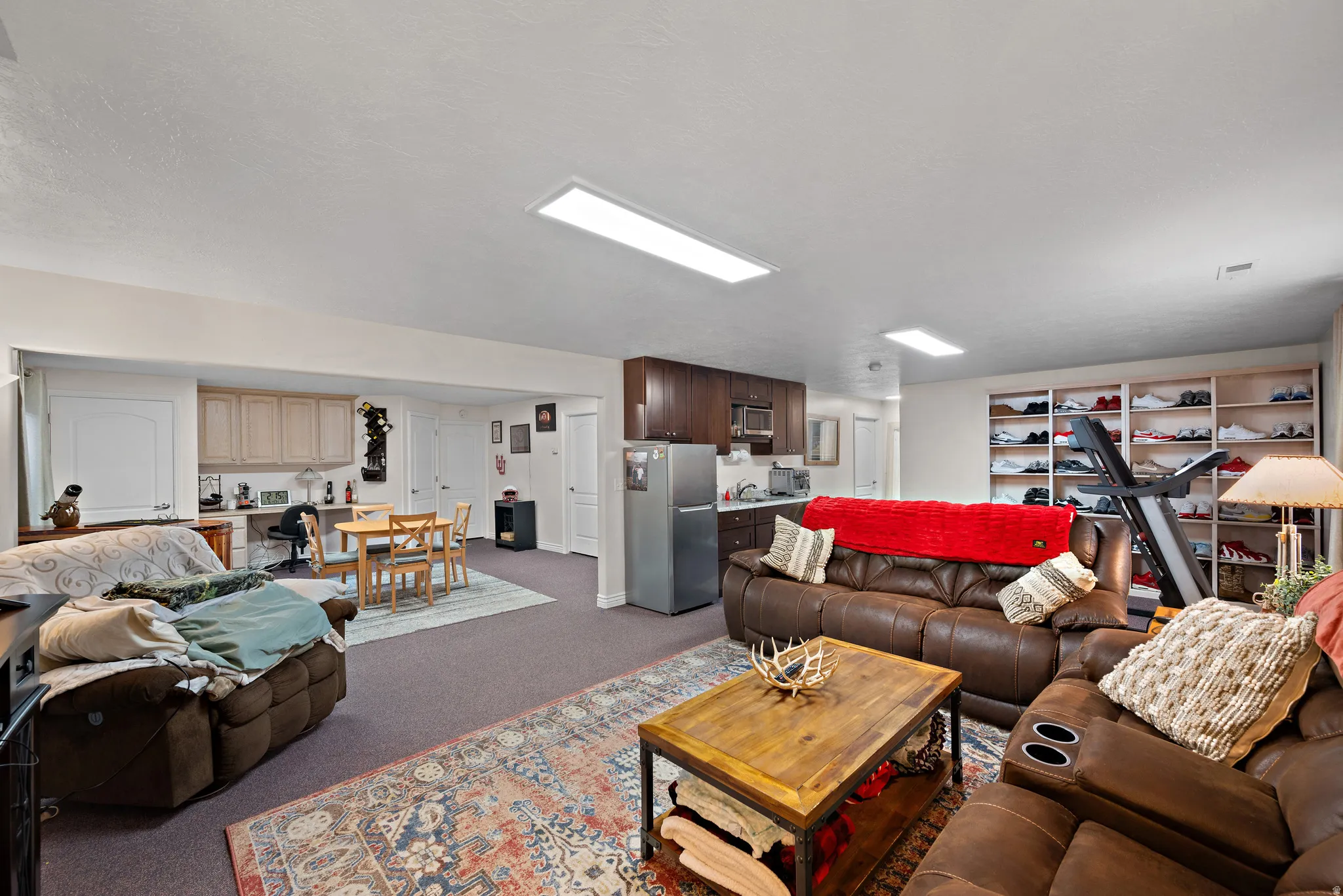 Living area featuring carpet and baseboards