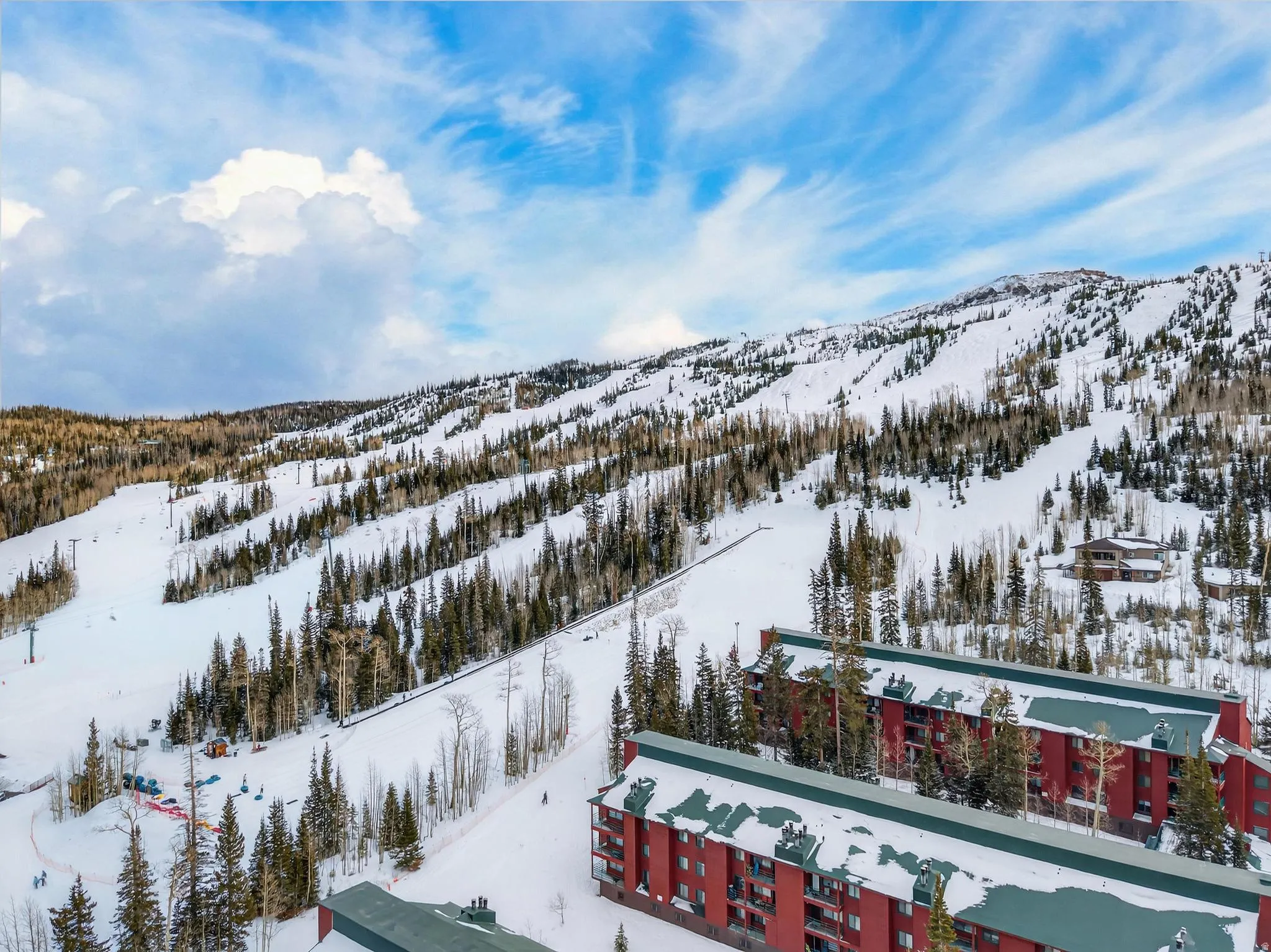 Snowy aerial view with a mountain view