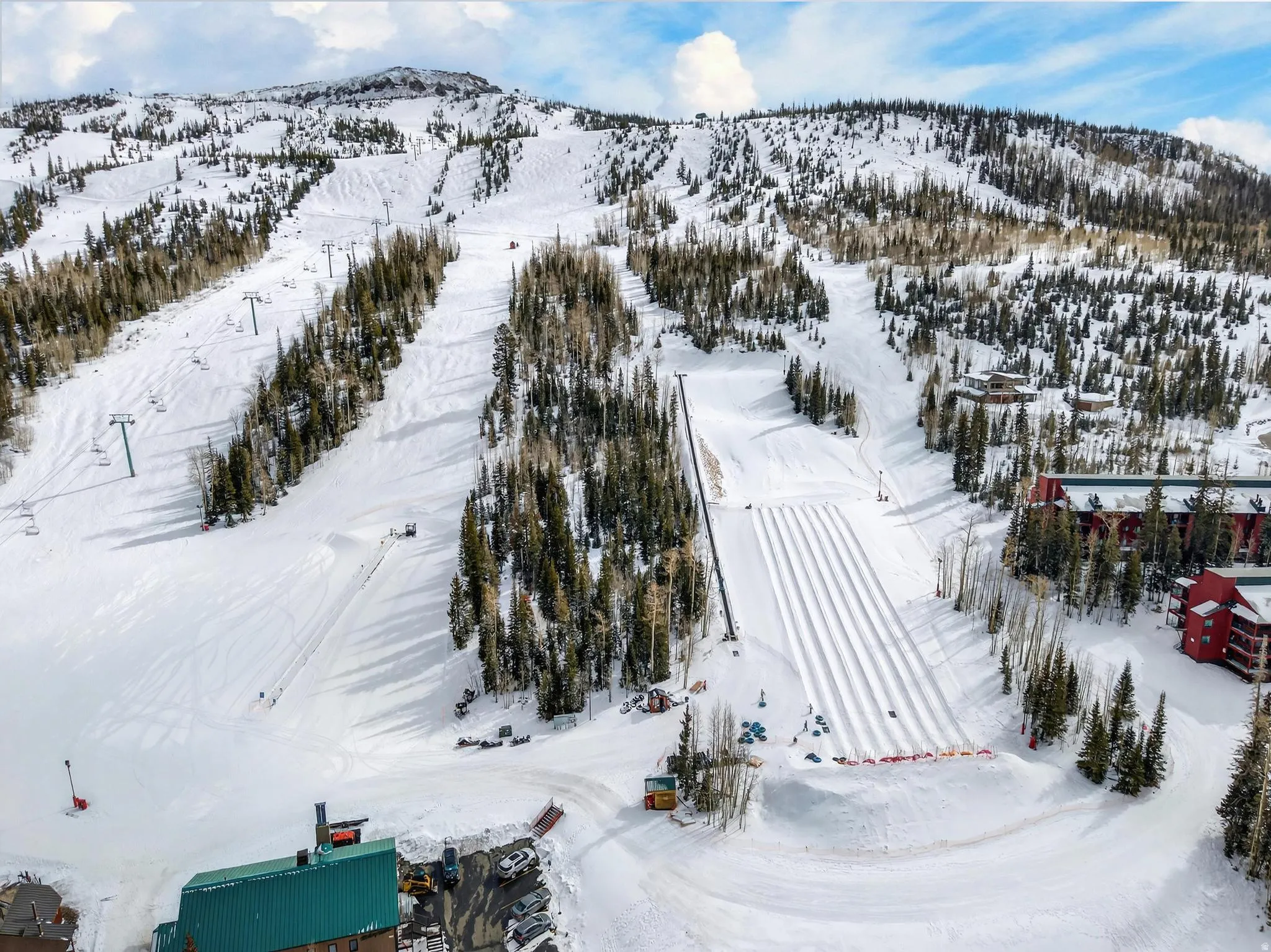 Snowy aerial view with a mountain view