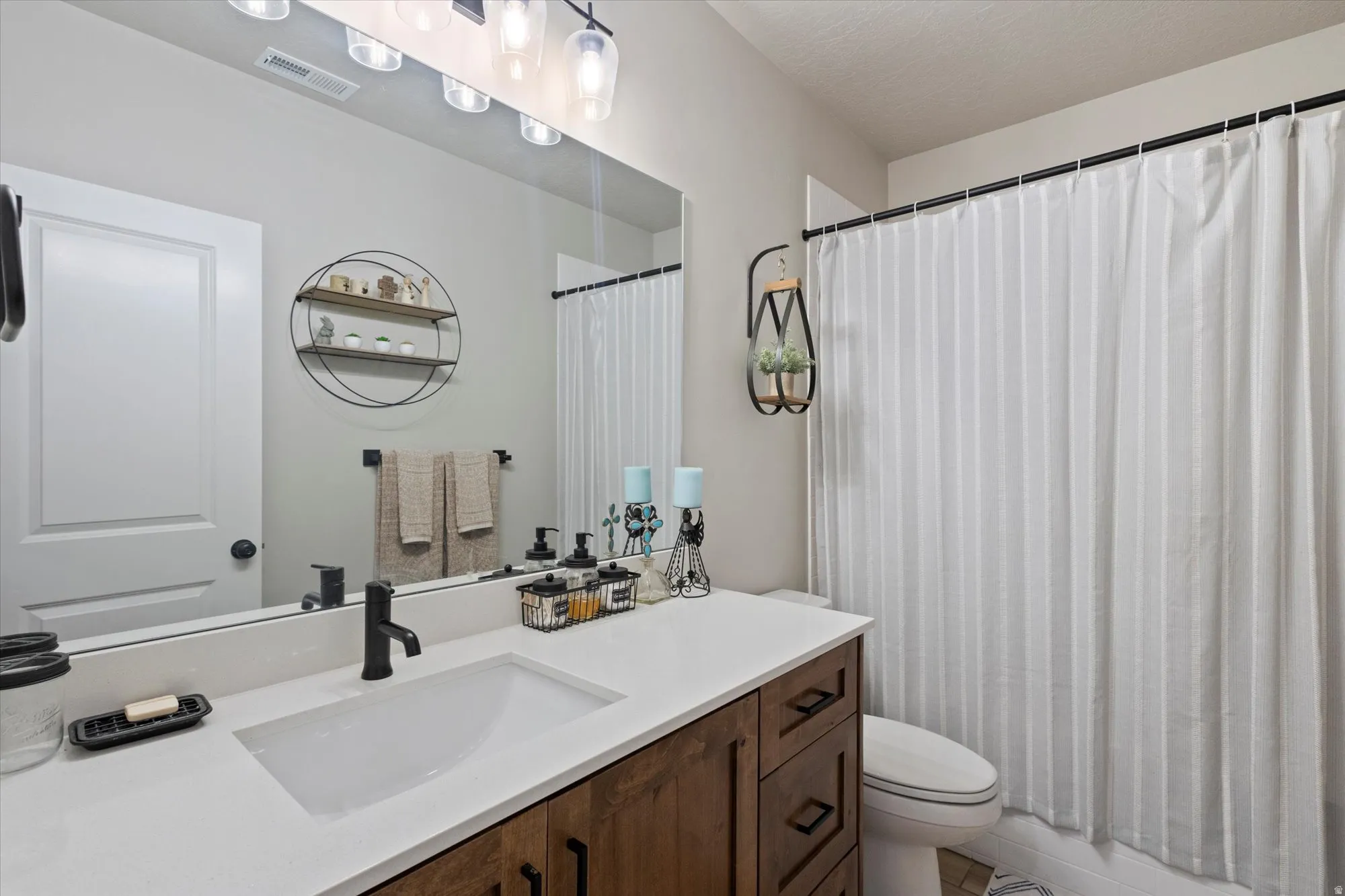 Full bathroom featuring a shower with shower curtain and vanity