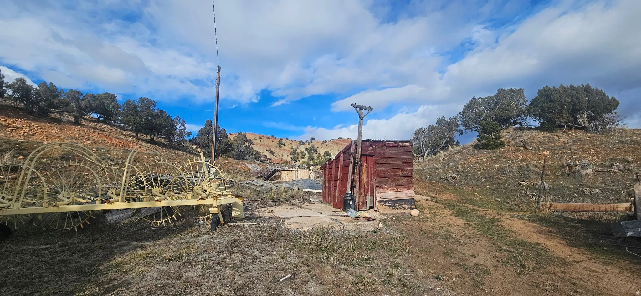 View of yard with an outbuilding