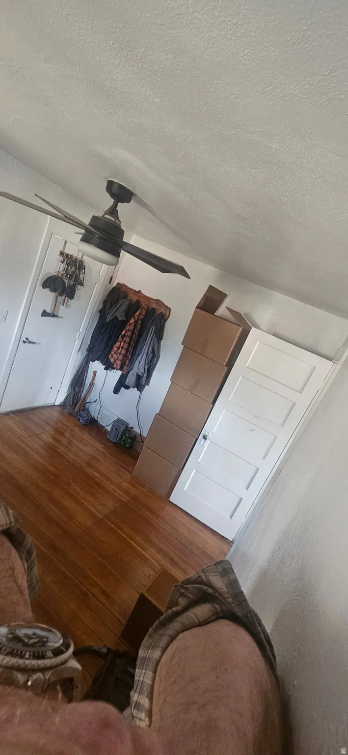 Living room featuring a textured ceiling and ceiling fan