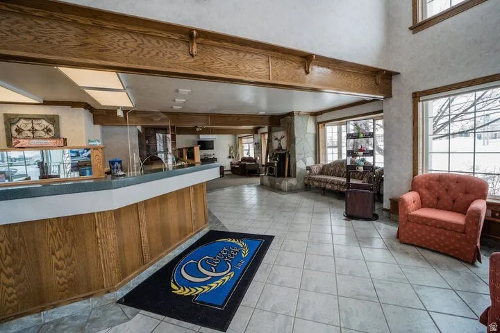 Welcome area with a high ceiling and a textured wall
