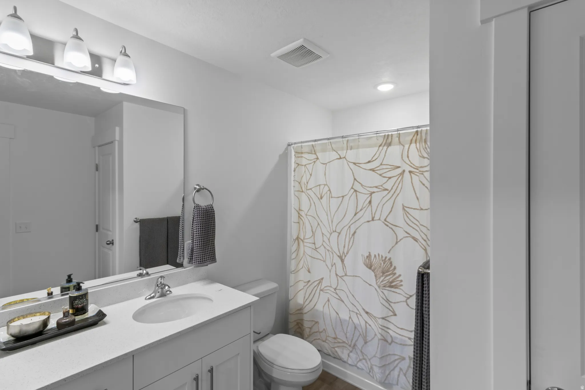 Bathroom with vanity and shower / tub combo with curtain