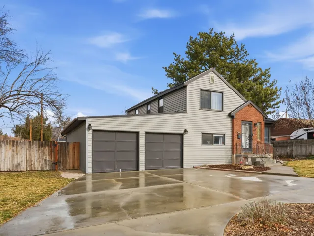 View of front of house with driveway