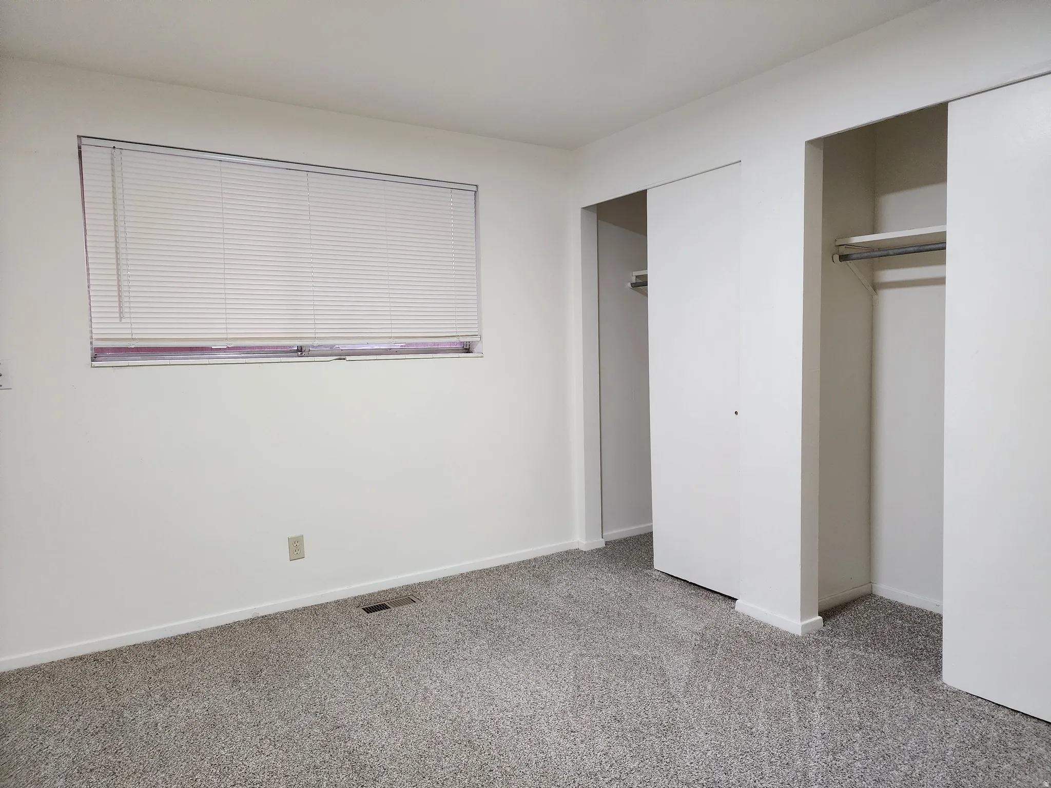 typical bedroom with carpet flooring and closet