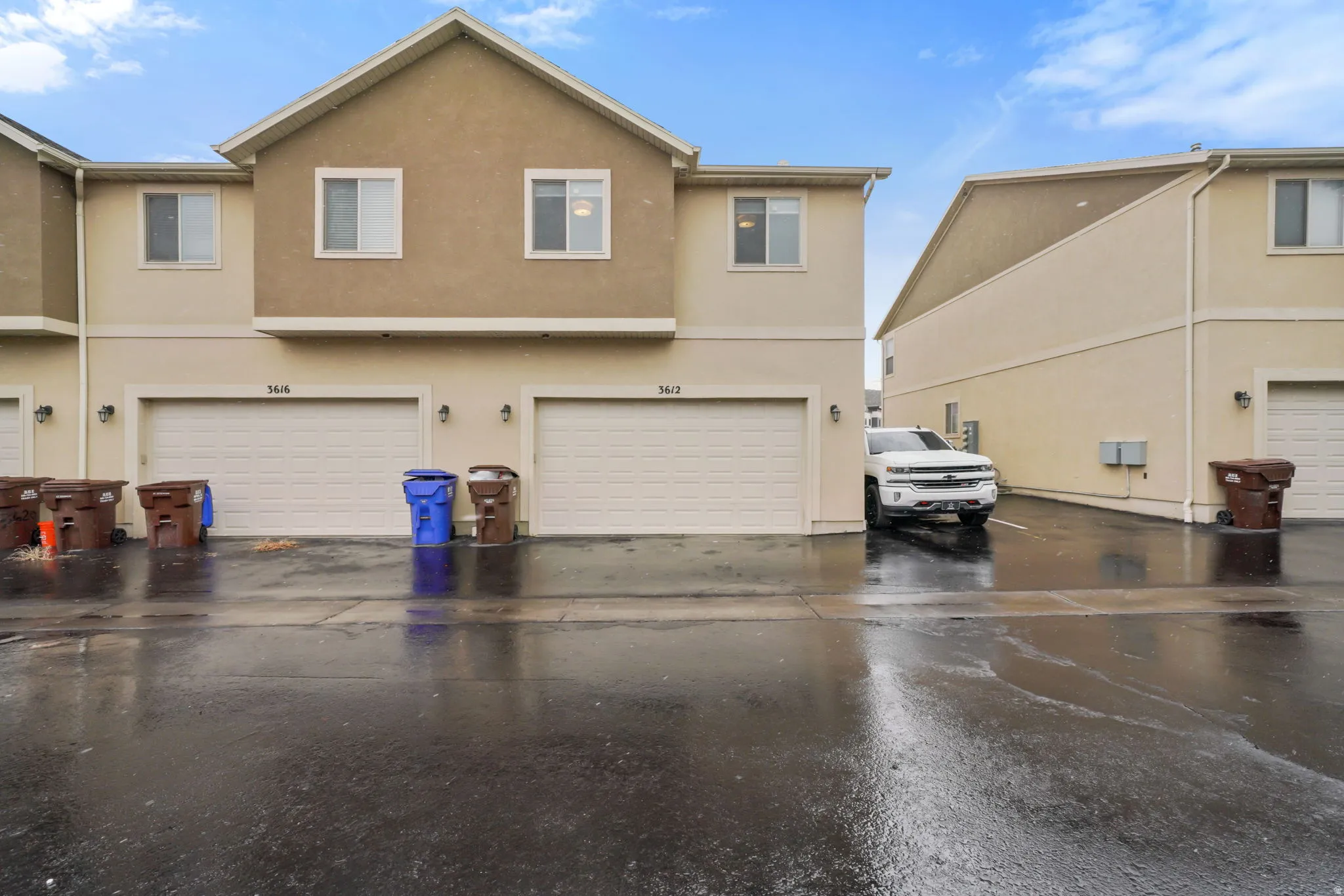 View of front of house featuring stucco siding and an attached garage