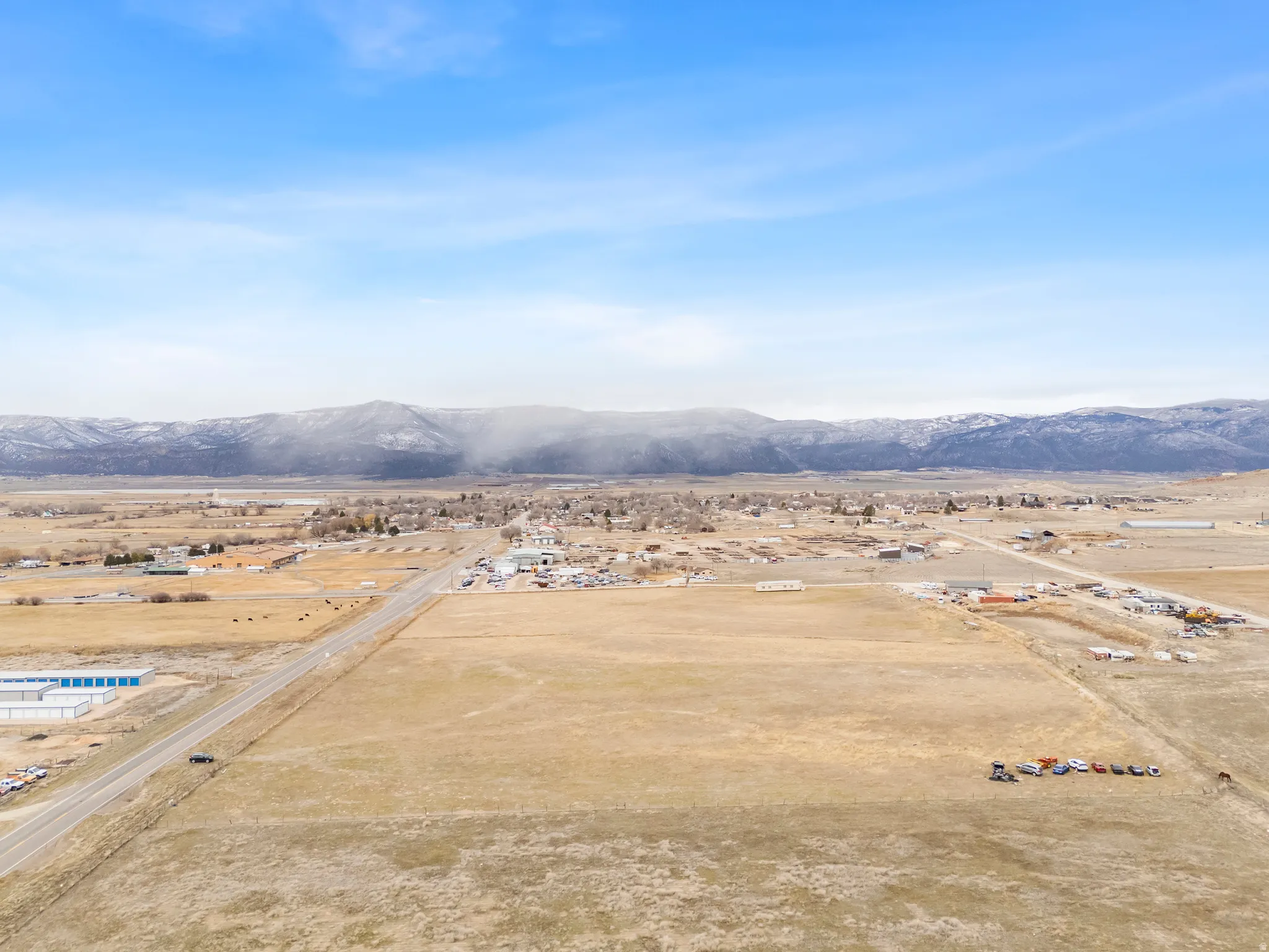 Overview of rural landscape with mountains and a desert landscape