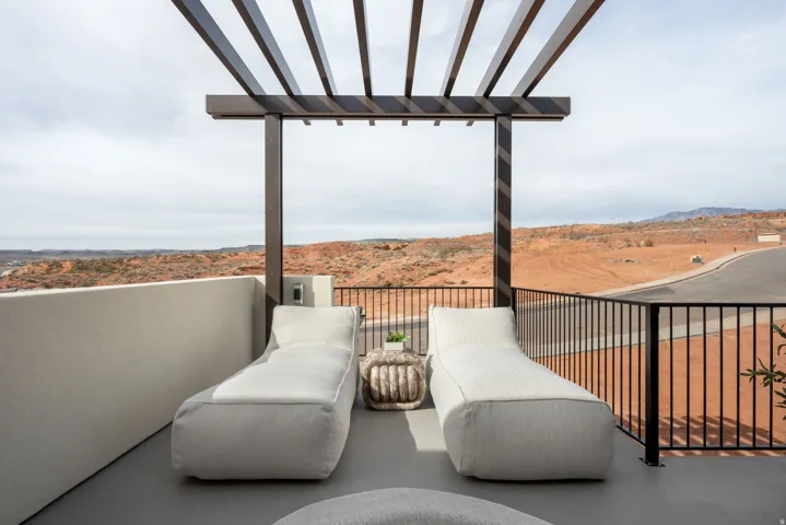 Balcony featuring a mountain view