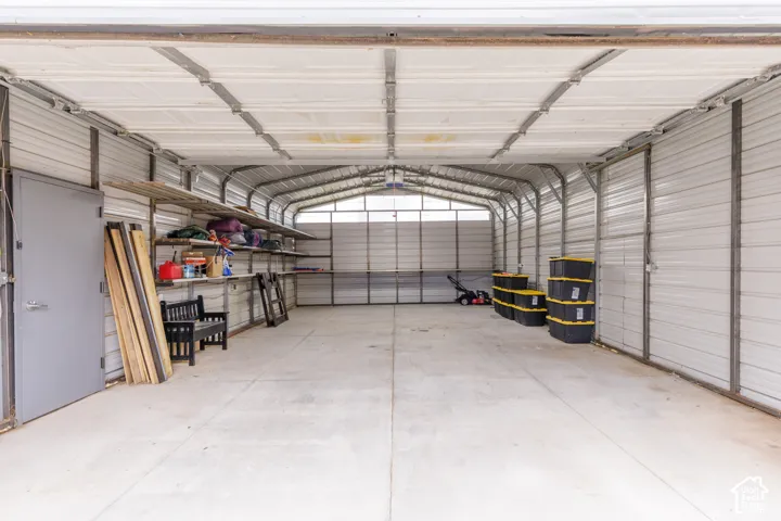 Shop space for hobbies, business or storage. Make it what you want!