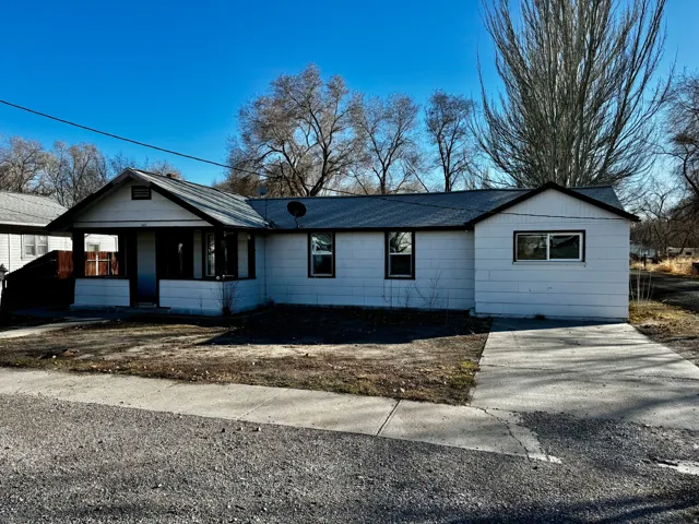 Ranch-style home with a porch