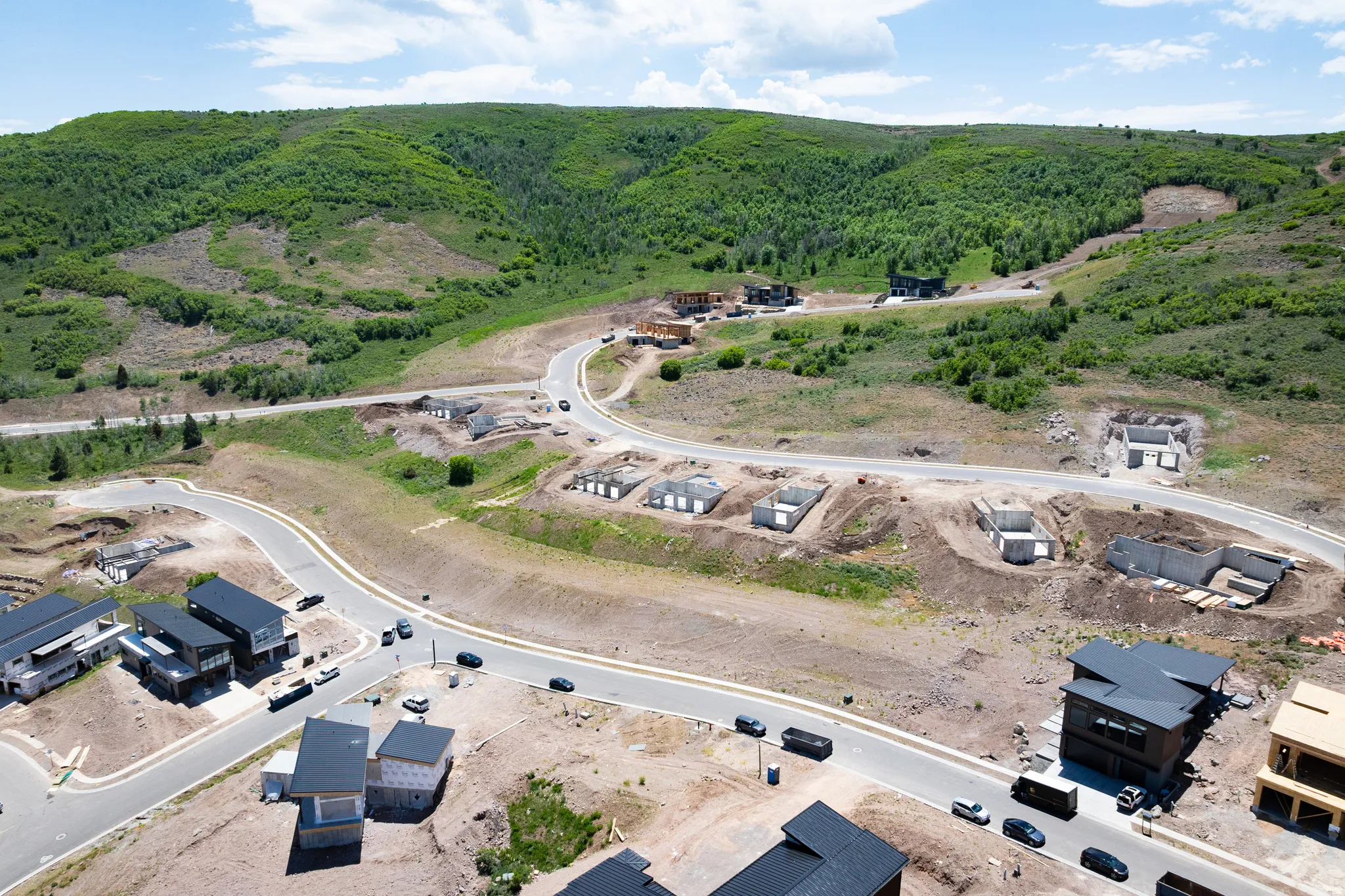 Aerial view of property's location with a heavily wooded area