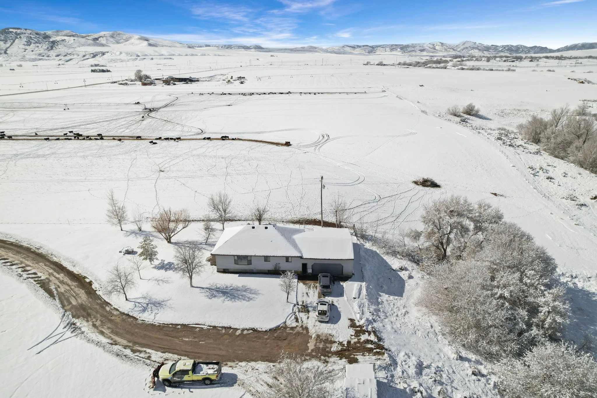 Snowy aerial view featuring a mountain view