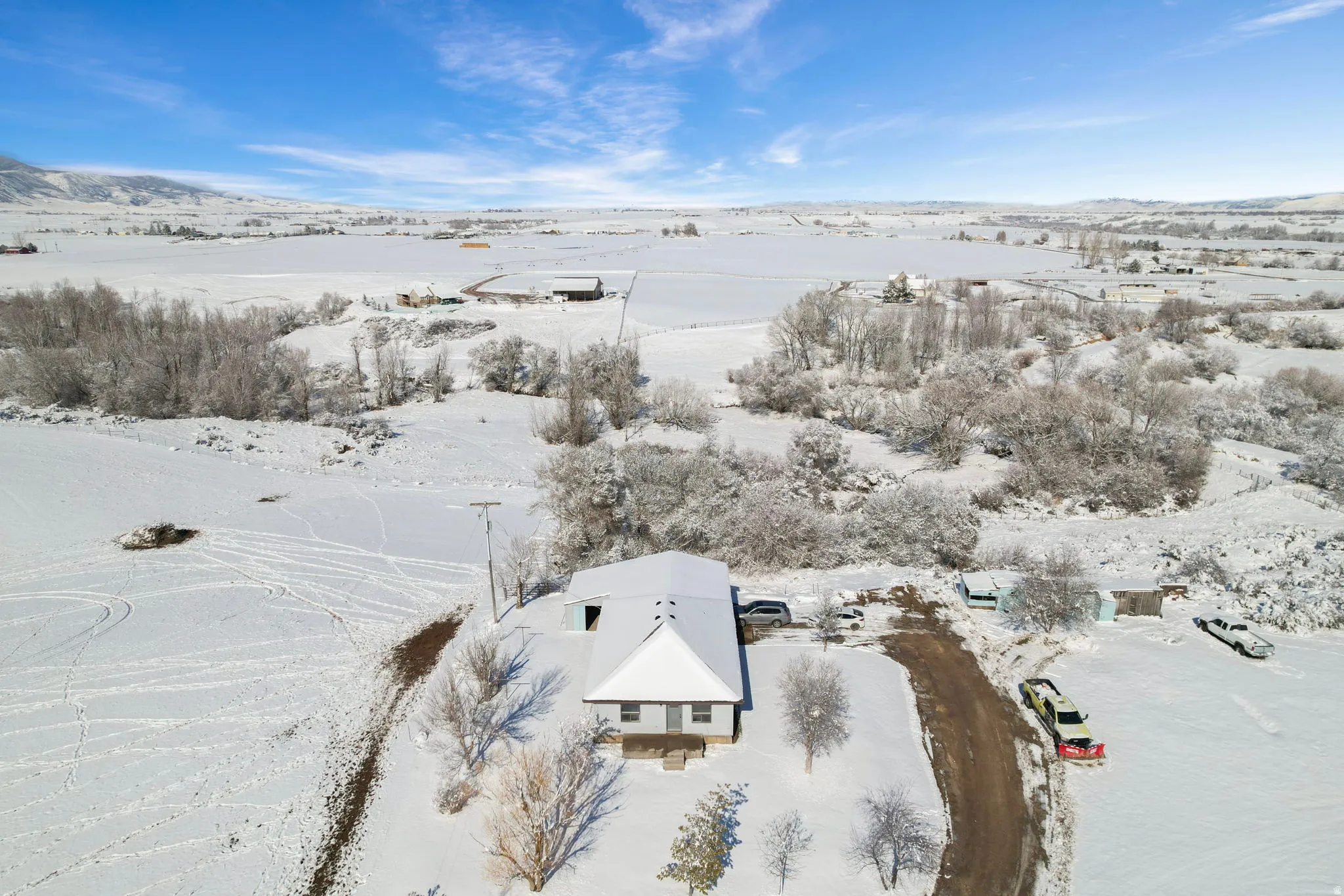 Snowy aerial view featuring a mountain view