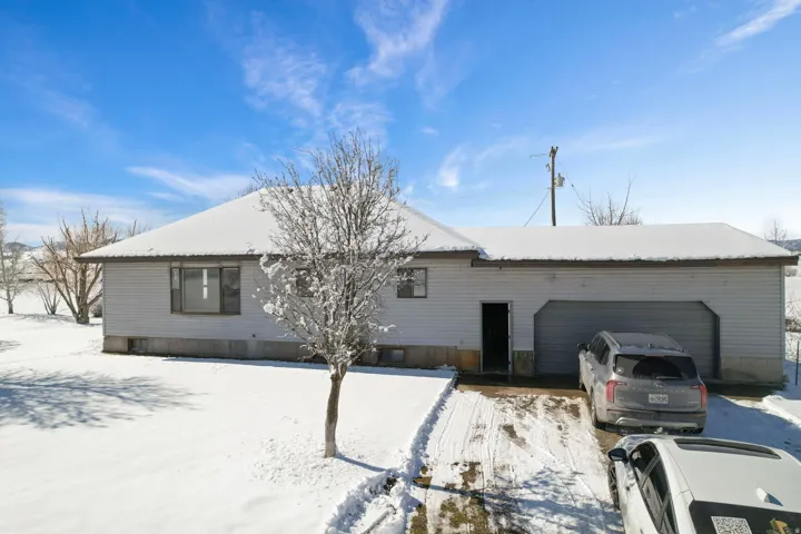 View of front of house with an attached garage and driveway