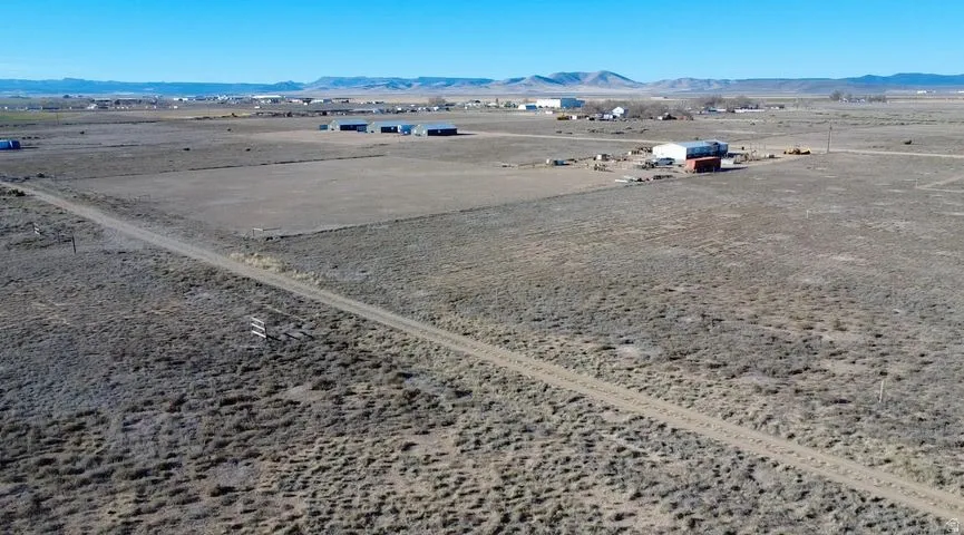Overview of rural landscape featuring mountains and a desert landscape