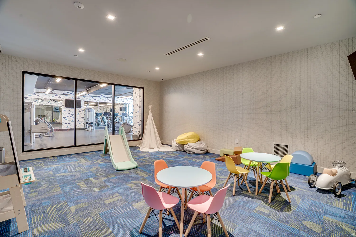 Rec room featuring wallpapered walls and recessed lighting