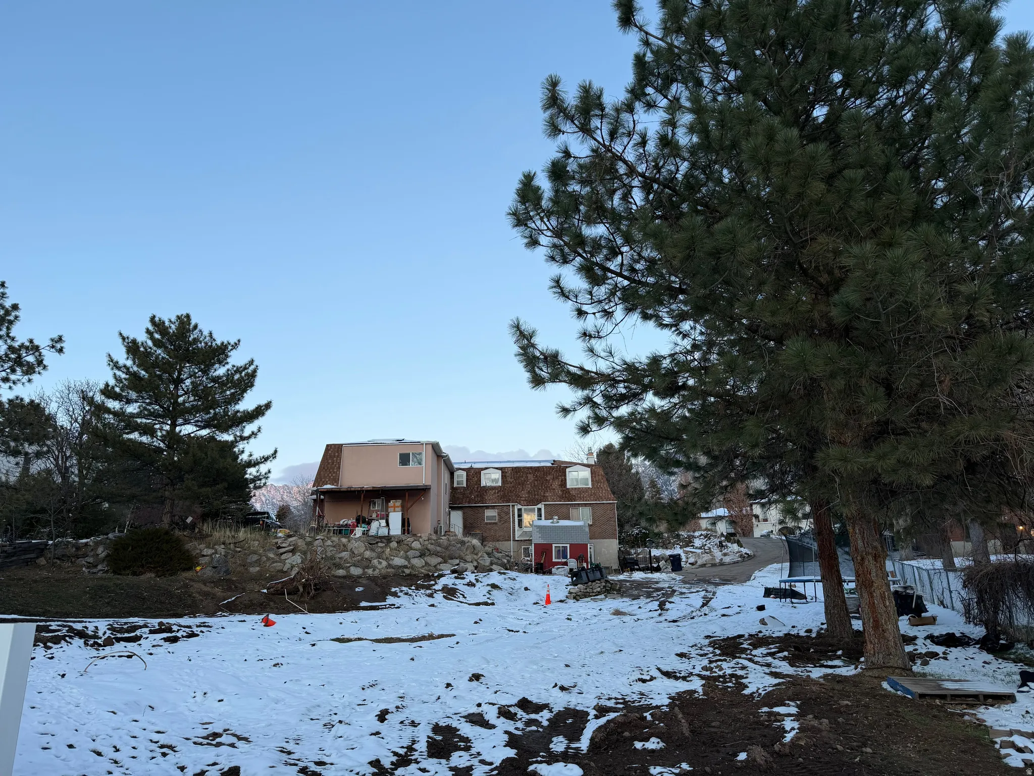 View of front of property with a gambrel roof