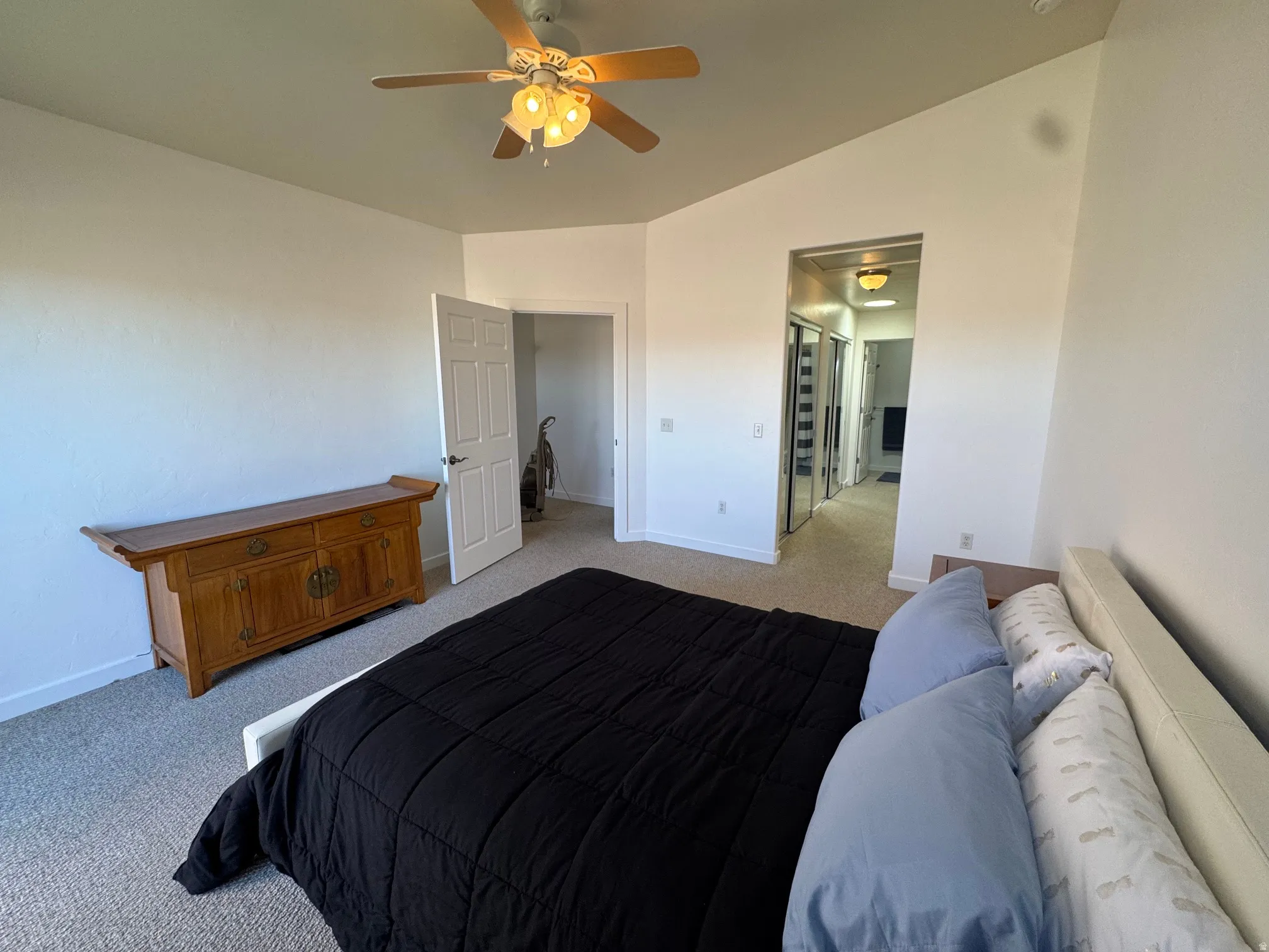 Vaulted ceiling with a ceiling fan and light fixture