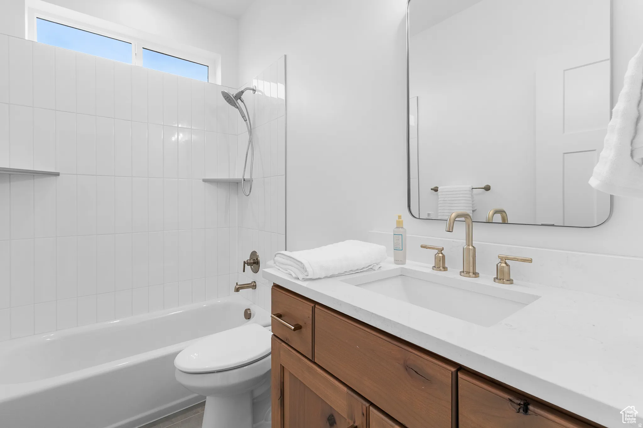 Full bath with vanity and tub / shower combination