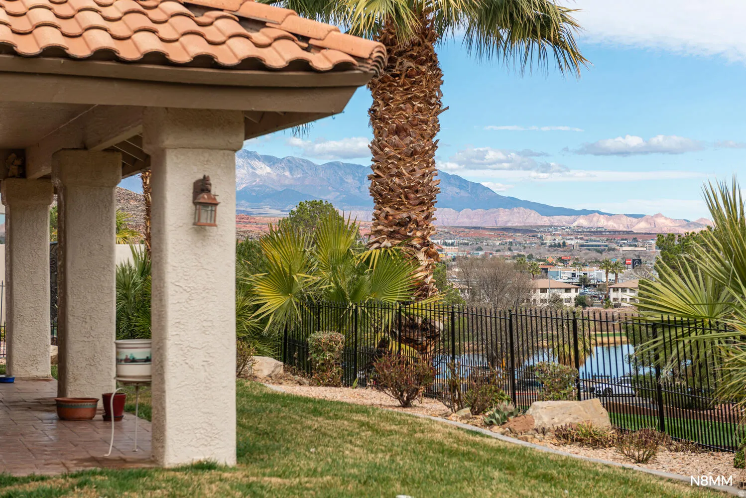 Amazing 30 mile views of golfcourse, city and moutains
