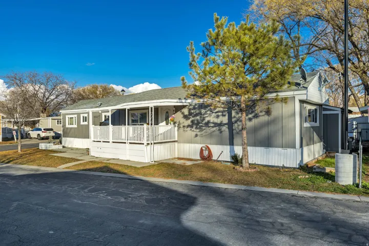 Manufactured / mobile home featuring roof with shingles