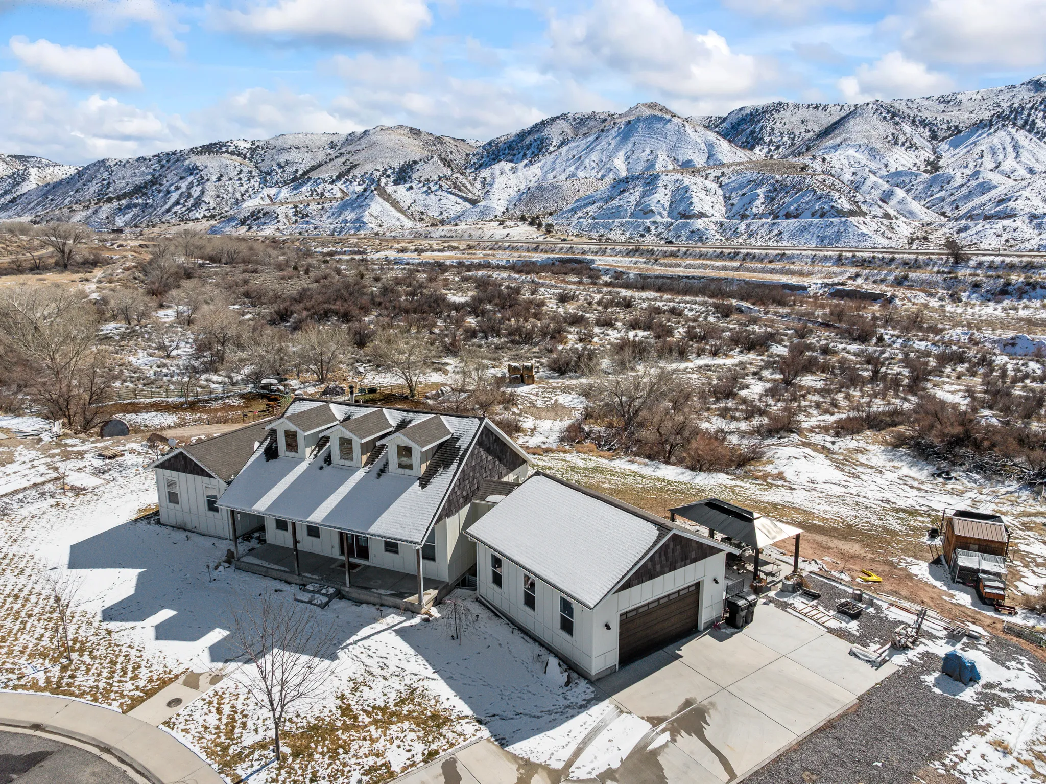 Snowy aerial view featuring a mountain view