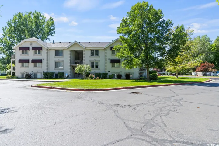 View of apartment building / complex