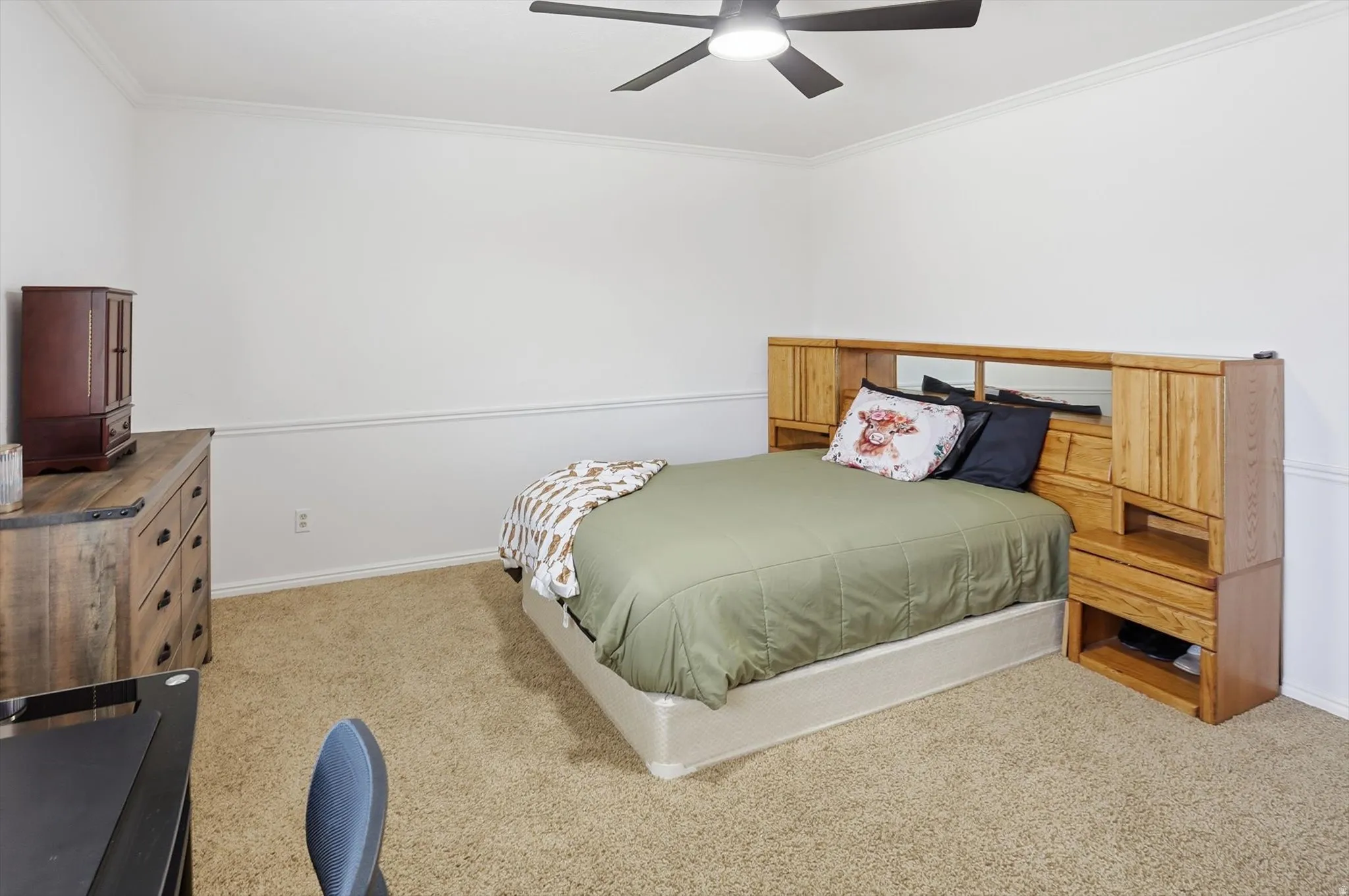Bedroom featuring carpet floors, crown molding, and ceiling fan