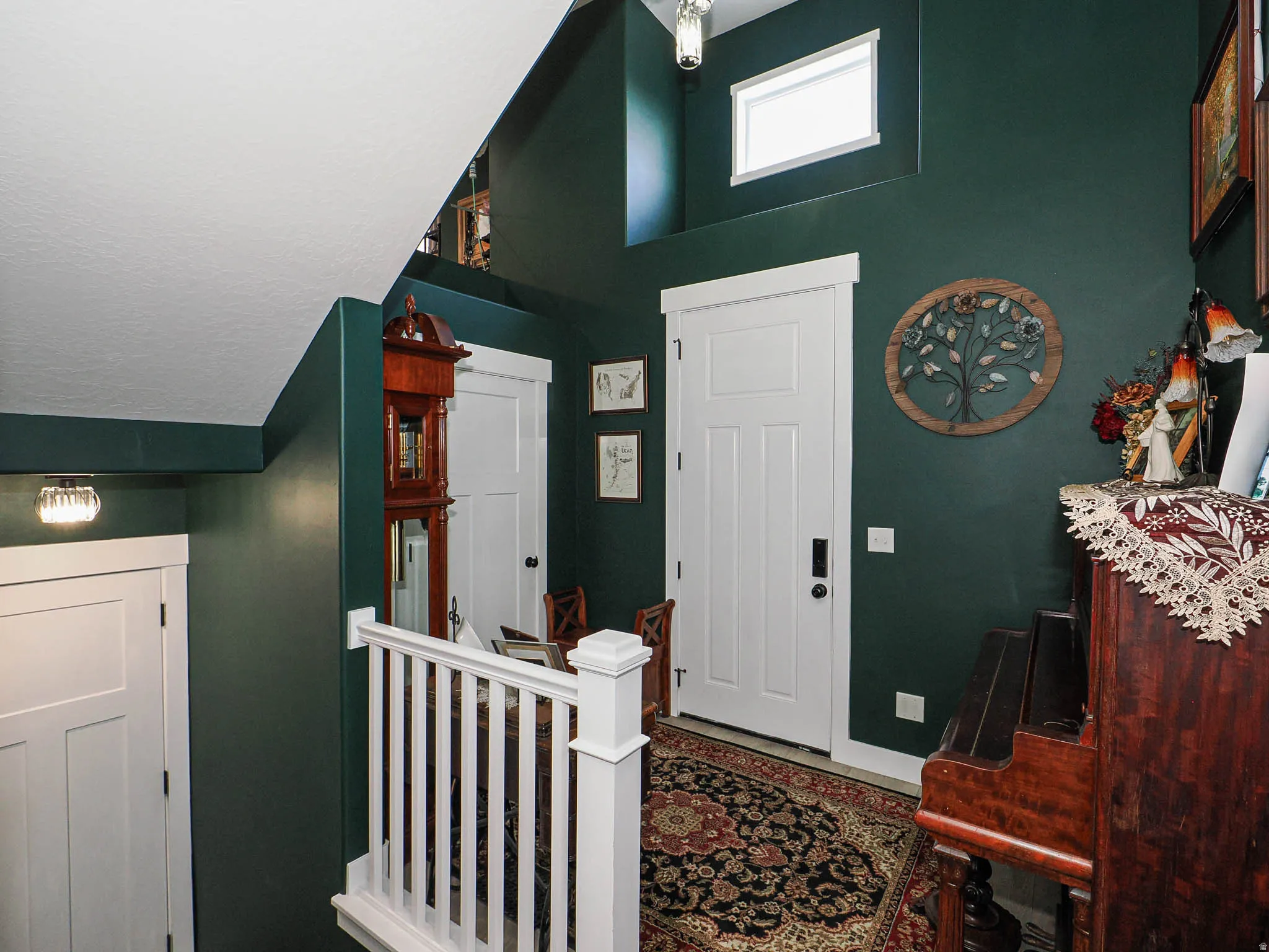 Entryway with a high ceiling