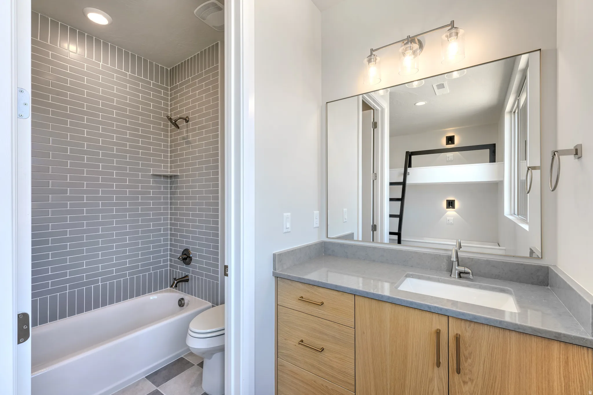 *Photo of a similar unit