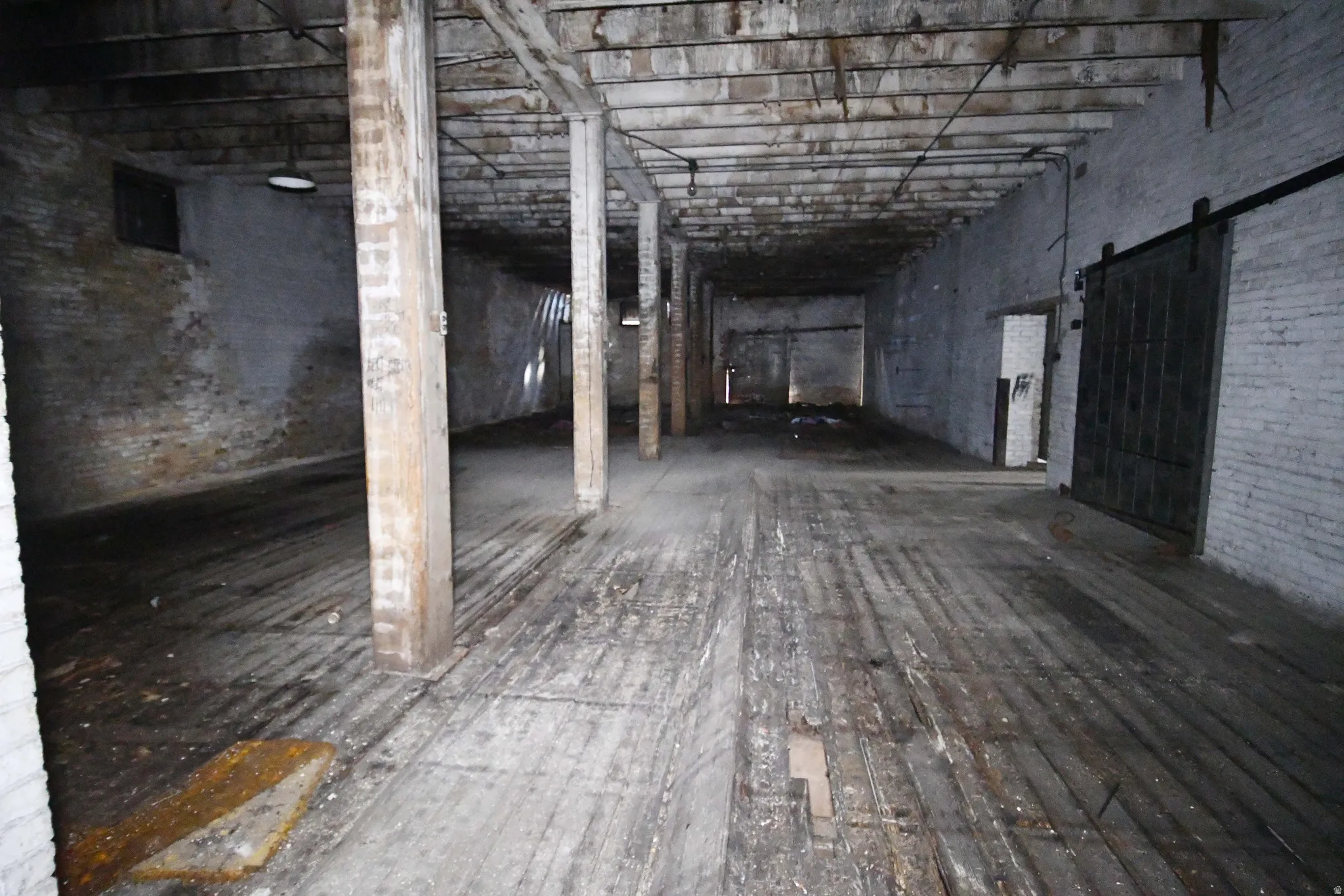 Misc room featuring a barn door