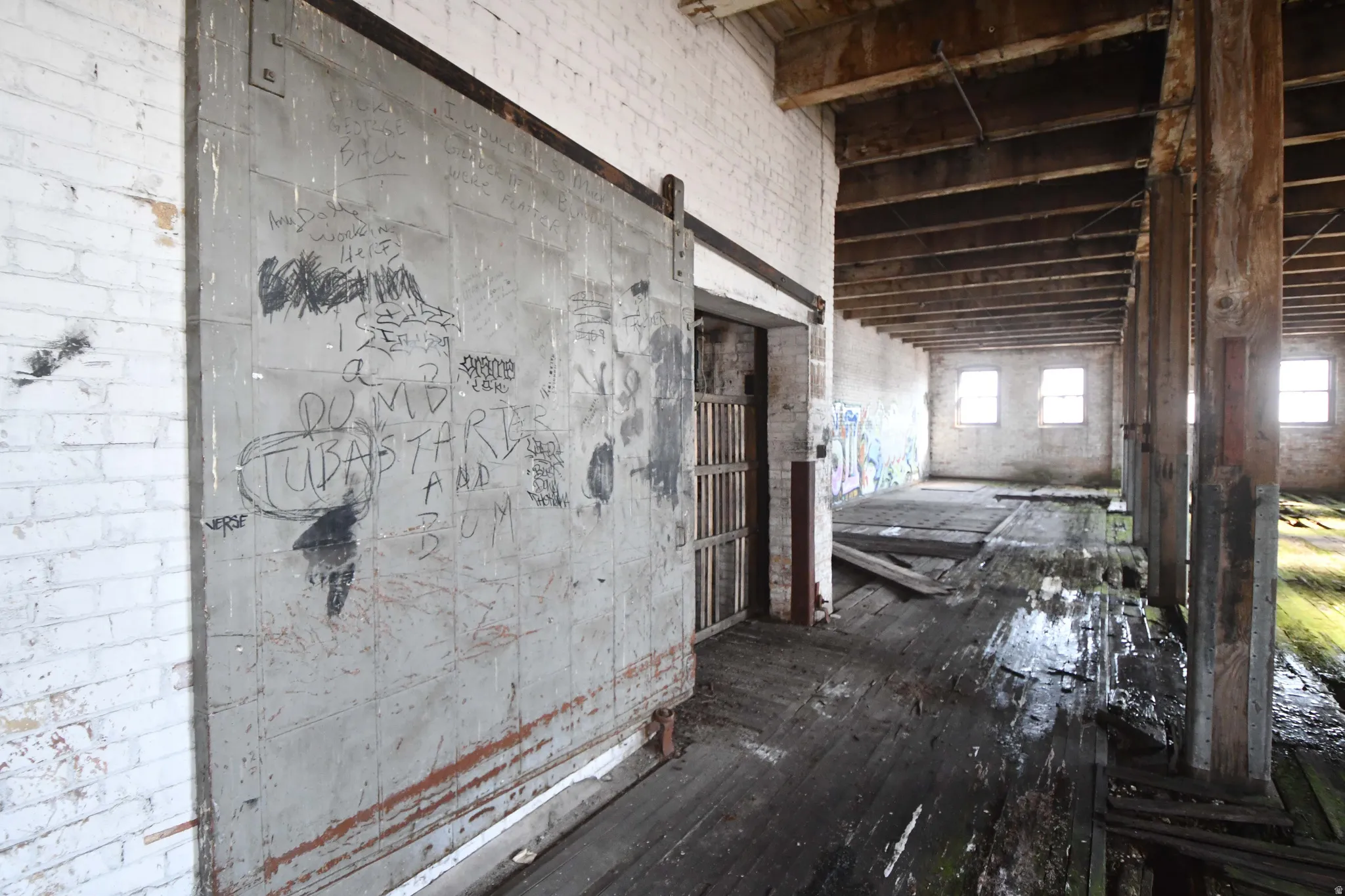 Misc room featuring a barn door