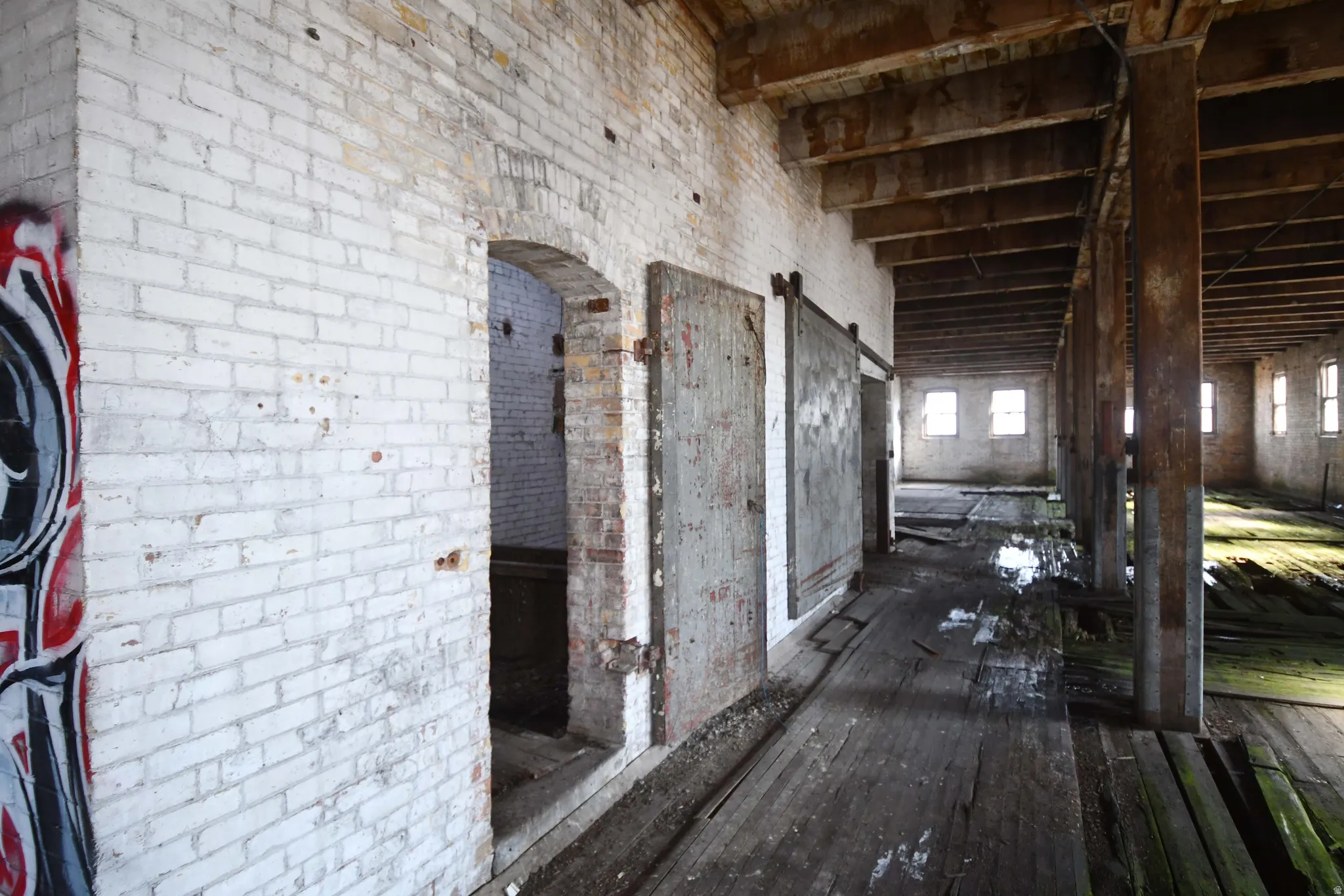 Miscellaneous room featuring a barn door and a high ceiling
