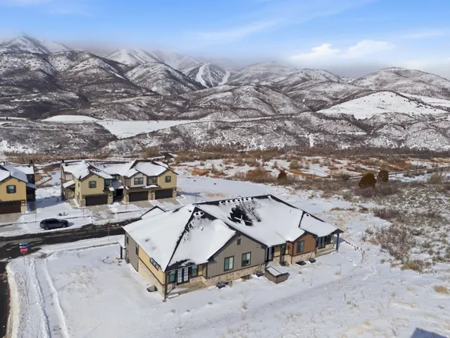 Snowy aerial view featuring a mountain view