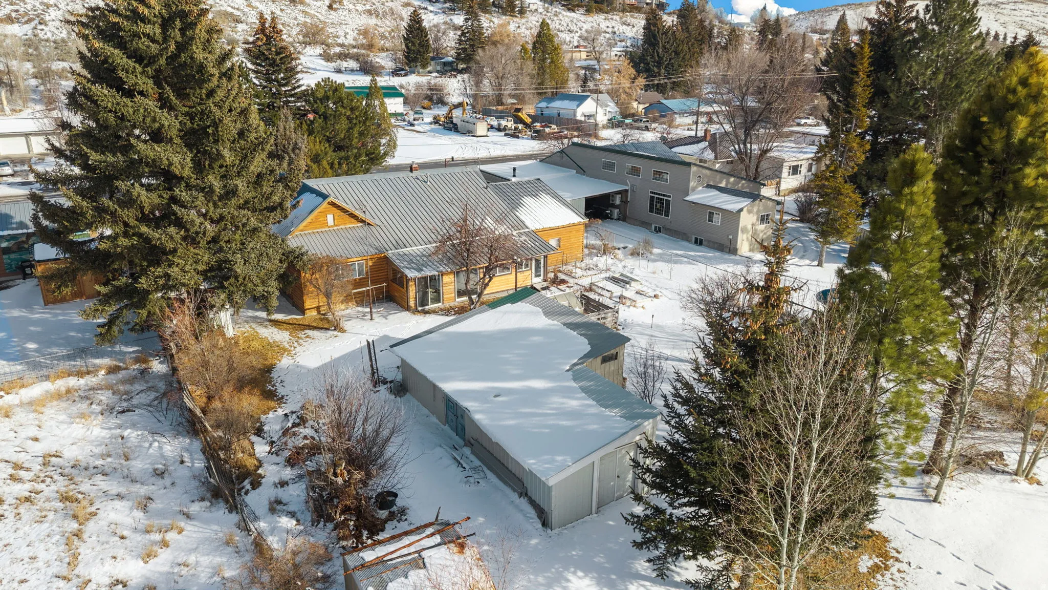 Snowy aerial view featuring a mountain view