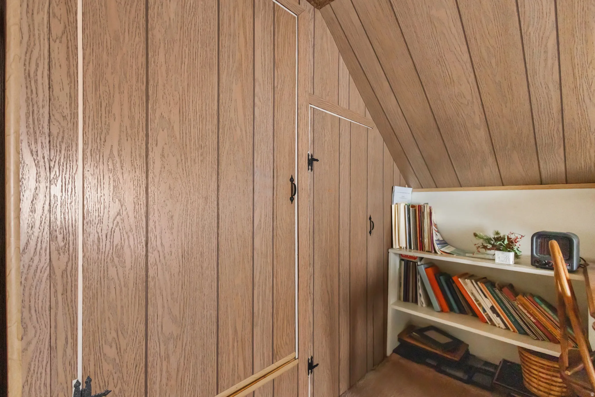 Detailed view of wooden ceiling and wooden walls
